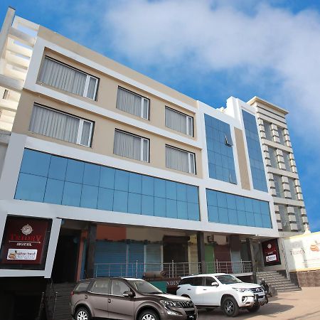Hotel Tridev Варанаси Экстерьер фото