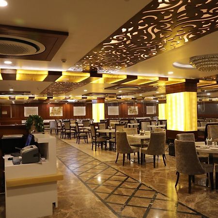 Hotel Tridev Варанаси Экстерьер фото