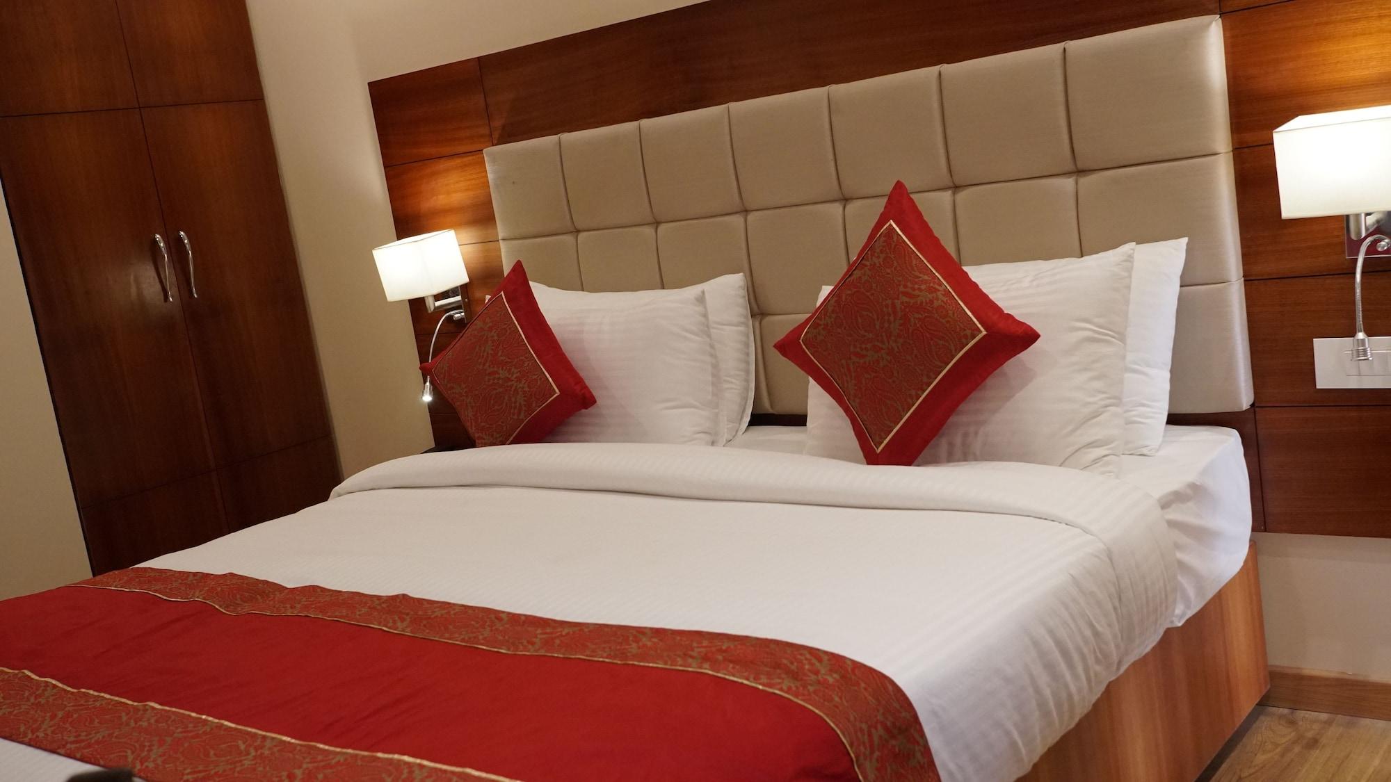 Hotel Tridev Варанаси Экстерьер фото