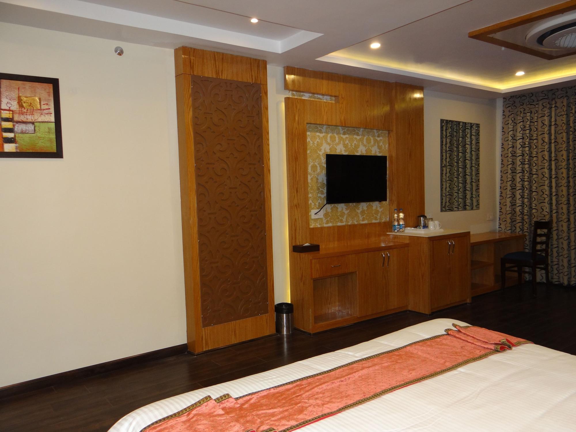 Hotel Tridev Варанаси Экстерьер фото