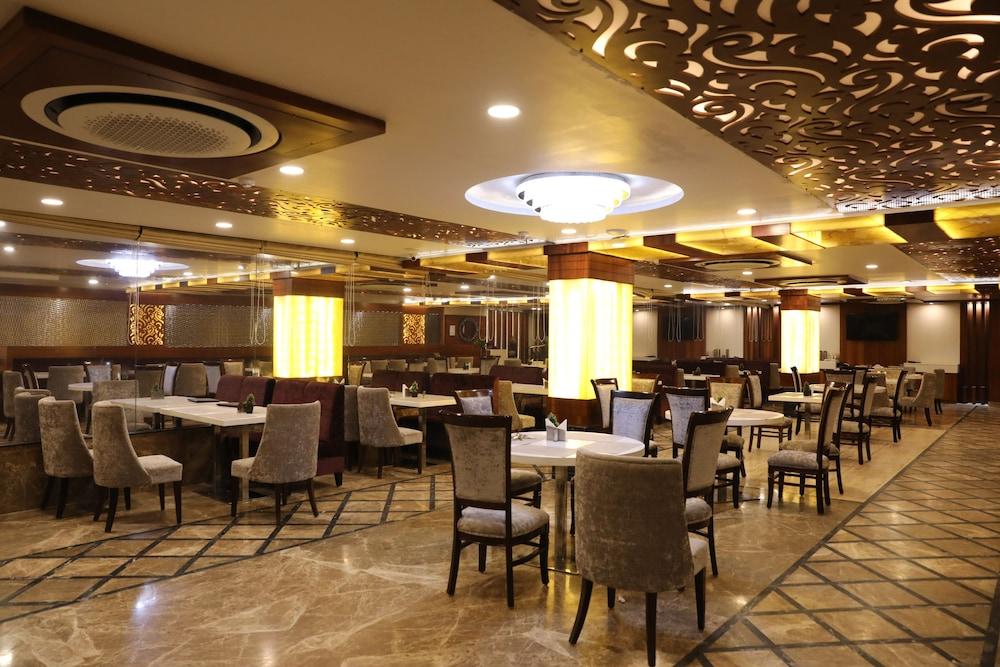 Hotel Tridev Варанаси Экстерьер фото