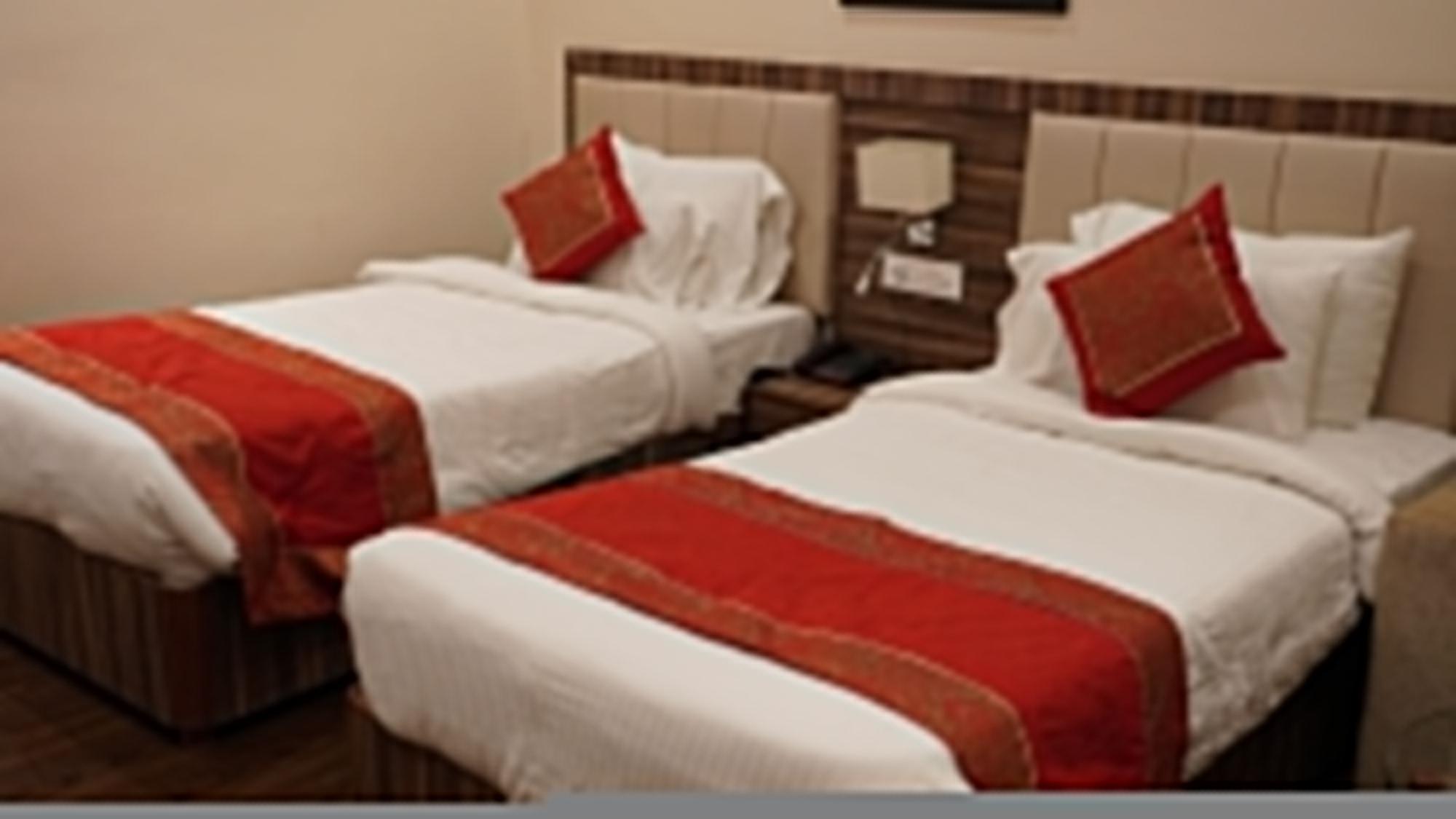 Hotel Tridev Варанаси Экстерьер фото