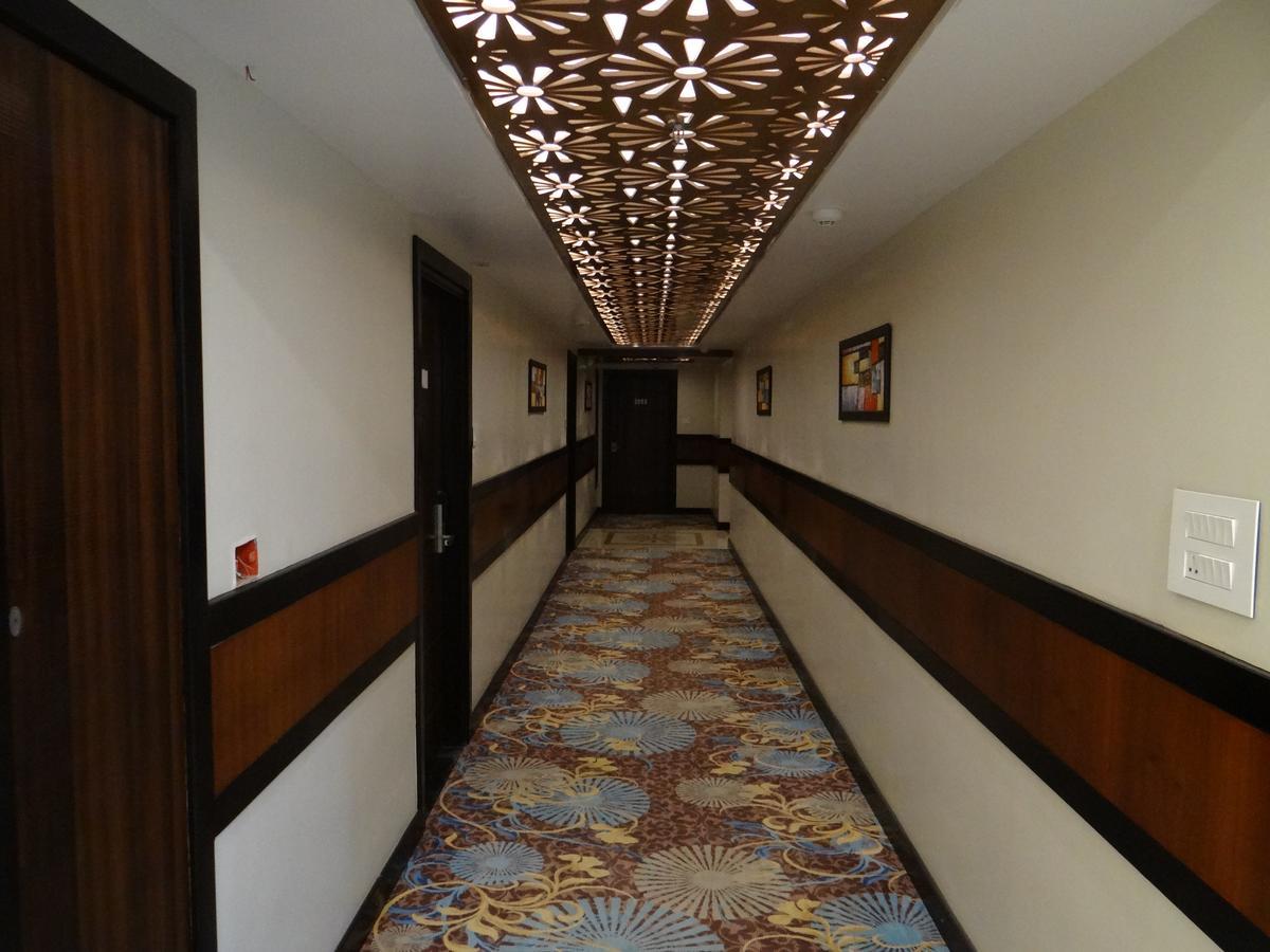 Hotel Tridev Варанаси Экстерьер фото
