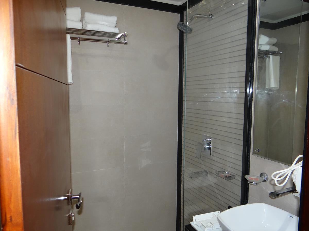 Hotel Tridev Варанаси Экстерьер фото