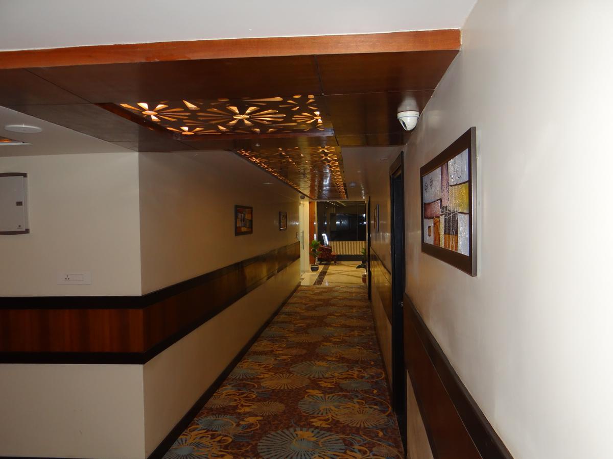 Hotel Tridev Варанаси Экстерьер фото