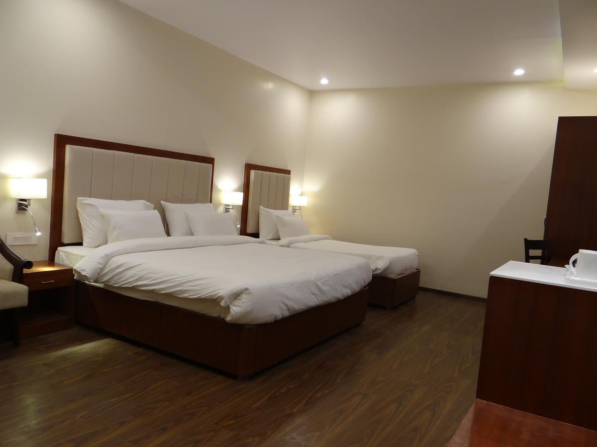 Hotel Tridev Варанаси Экстерьер фото