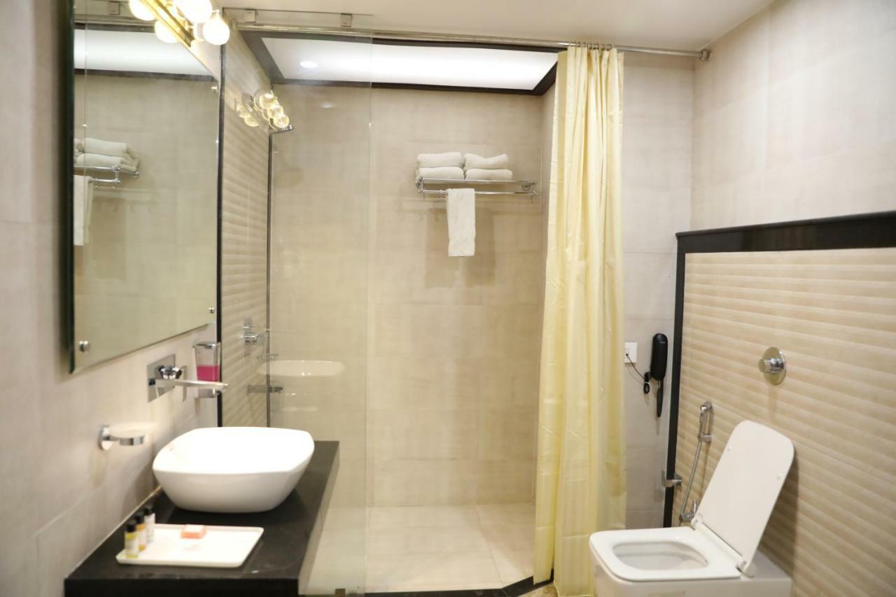 Hotel Tridev Варанаси Экстерьер фото
